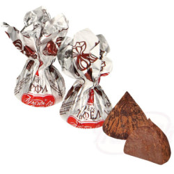Praline-Konfekt mit fettarmem Kakaopulver bestreut