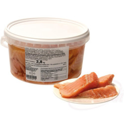 Lachsfiletstücke (Salmo salar) gesalzen und gewürzt, in Öl