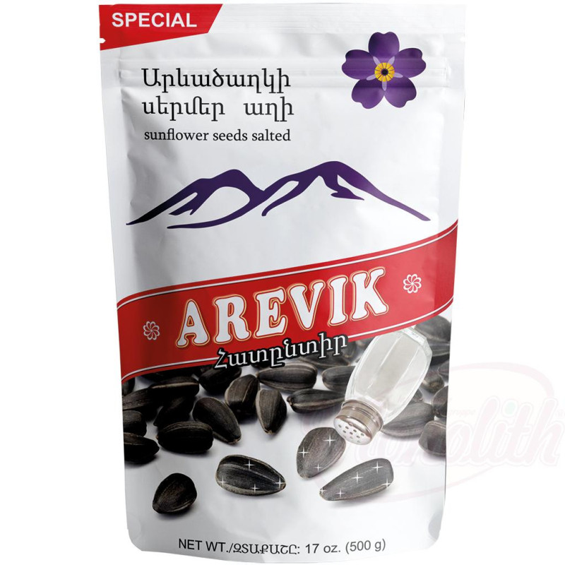 Schwarze Sonnenblumenkerne in Schale, geröstet und gesalzen